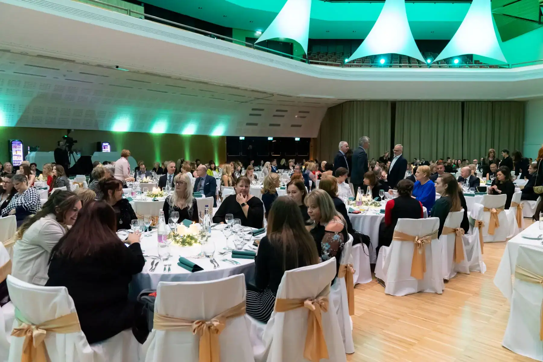 Üzleti rendezvény fotózás – résztvevők egy elegáns rendezvényteremben, vállalati esemény hangulat.