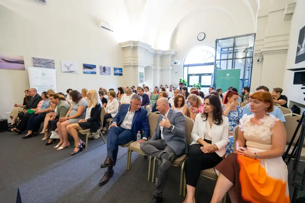 Konferenciafotózás – teljes előadóterem közönséggel, nagyvállalati szakmai esemény dokumentálása.