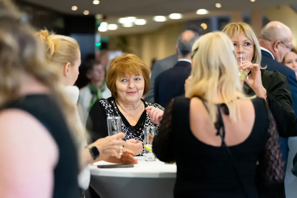 Üzleti találkozó fotózás – vendégek kötetlen beszélgetésben, természetes céges jelenet.